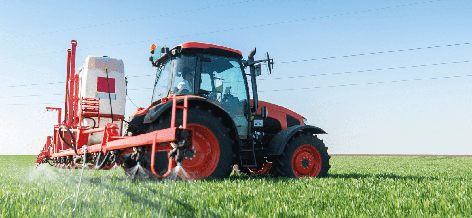 Трактор обрабатывает поле